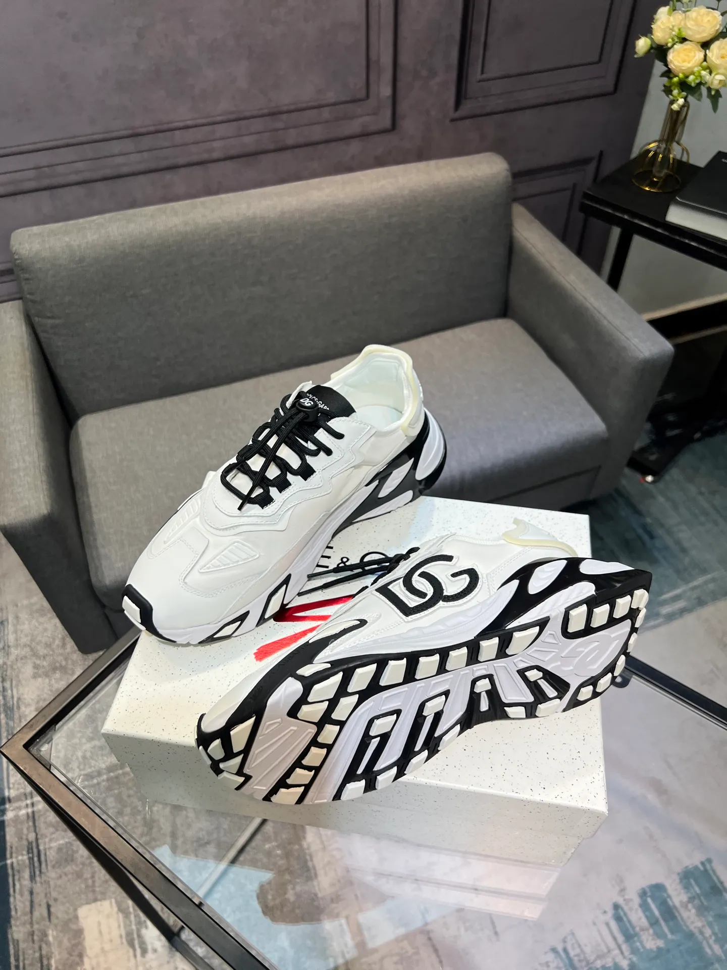 Men's shoes 💰580 Dolce&Gabbana D&G's latest casual sneakers. Original purchase, development and production. DG's latest explosion. The tongue has the brand's iconic details. It is fashionable and versatile and can add luster to various looks. Create an exquisite design with unique dynamic vitality and modern atmosphere, showing modern and elegant style. Exquisite packaging at the delivery counter🛍📦 ▪️Fabric: Original customized cowhide, lining: Original customized breathable lining, Size: Men's 38-44 (45 46 customized)